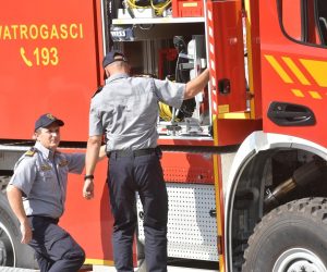 11.08.2021., Zagreb - Ministar unutarnjih poslova Davor Bozinovic sudjelovao je na petoj primopredaji vatrogasnih vozila. Radi se o petoj isporuci, ovoga puta 15 vatrogasnih vozila u sklopu projekta "Modernizacija vozila vatrogasnih postrojbi RH" sufinanciranog sredstvima EU fondova putem Operativnog programa konkurentnost i kohezija. Ova isporuka vozila rasporedit će se u 11 hrvatskih zupanija i Grad Zagreb. Primopredaji je nazocio i glavni vatrogasni zapovjednik Slavko Tucakovc.
Photo: Davorin Visnjic/PIXSELL