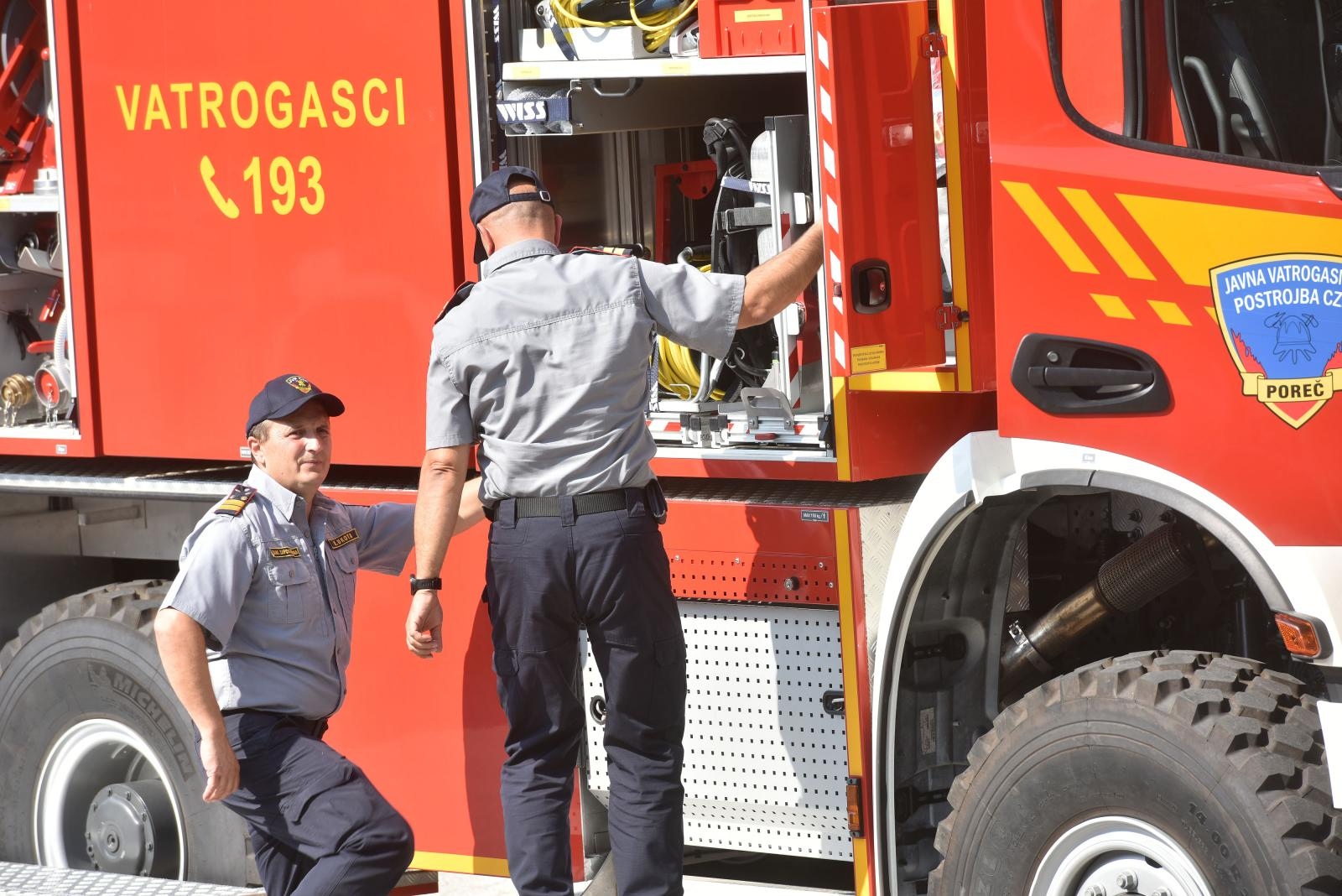 11.08.2021., Zagreb - Ministar unutarnjih poslova Davor Bozinovic sudjelovao je na petoj primopredaji vatrogasnih vozila. Radi se o petoj isporuci, ovoga puta 15 vatrogasnih vozila u sklopu projekta "Modernizacija vozila vatrogasnih postrojbi RH" sufinanciranog sredstvima EU fondova putem Operativnog programa konkurentnost i kohezija. Ova isporuka vozila rasporedit će se u 11 hrvatskih zupanija i Grad Zagreb. Primopredaji je nazocio i glavni vatrogasni zapovjednik Slavko Tucakovc.
Photo: Davorin Visnjic/PIXSELL