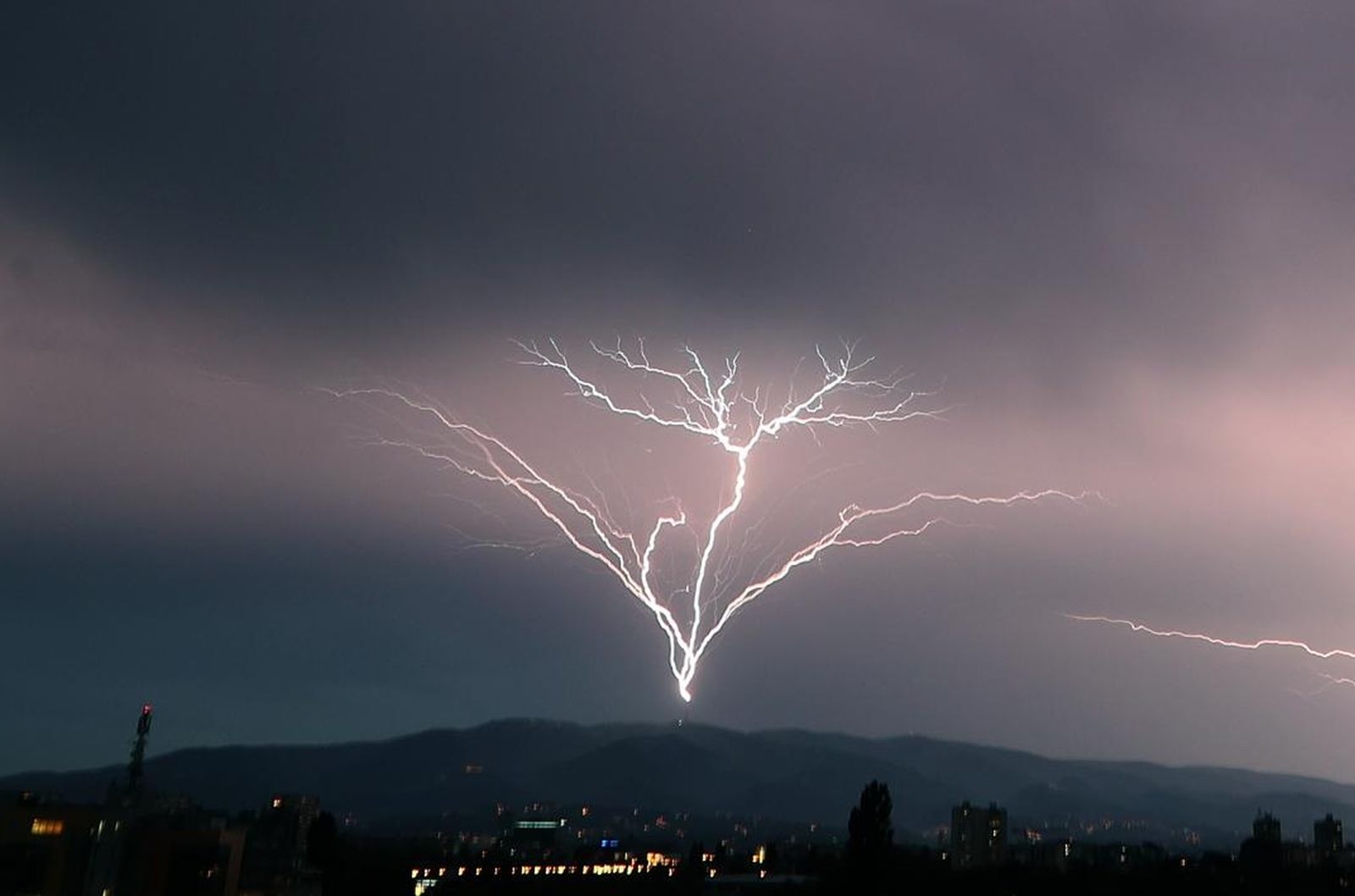 12.05.2018., Zagreb - Udar munje u televizijski toranj na Sljemenu. 
Photo: Robert Anic/PIXSELL