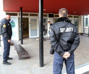 13.09.2021,Krapinske Toplice, Ulaz u osnovnu skolu Krapinske Toplice od danas nadziru zastitari jer je nekoliko roditelja prosvjedovalo zbog obveznog nosenja maski u skoli. 
Photo:Zeljko Hladika/Pixsell