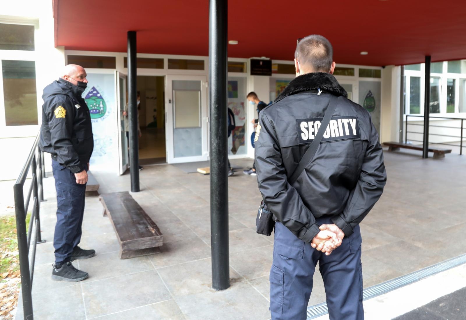13.09.2021,Krapinske Toplice, Ulaz u osnovnu skolu Krapinske Toplice od danas nadziru zastitari jer je nekoliko roditelja prosvjedovalo zbog obveznog nosenja maski u skoli. 
Photo:Zeljko Hladika/Pixsell