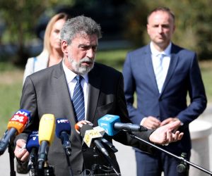 13.09.2021., Krapinske Toplice - Ministar Radovan Fuchs dosao je u Osnovnu Skolu Krapinske Toplice nakon incidenta zbog nenosenja zastitnih maski u skoli i postavljanja zastitara na ulaz u skolu. 

Photo: Marin Tironi/PIXSELL
