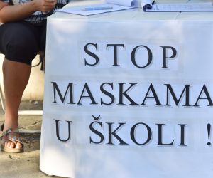 14.09.2020., Sibenik - Nezadovoljni roditelji poceli su s prikupljanjem potpisa kako bi stopirali odluku stozera o nosenju maski u skolama. Potpise za peticiju Stop maskama u skolama prikupljaju u Sibeniku.
Photo: Hrvoje Jelavic/PIXSELL