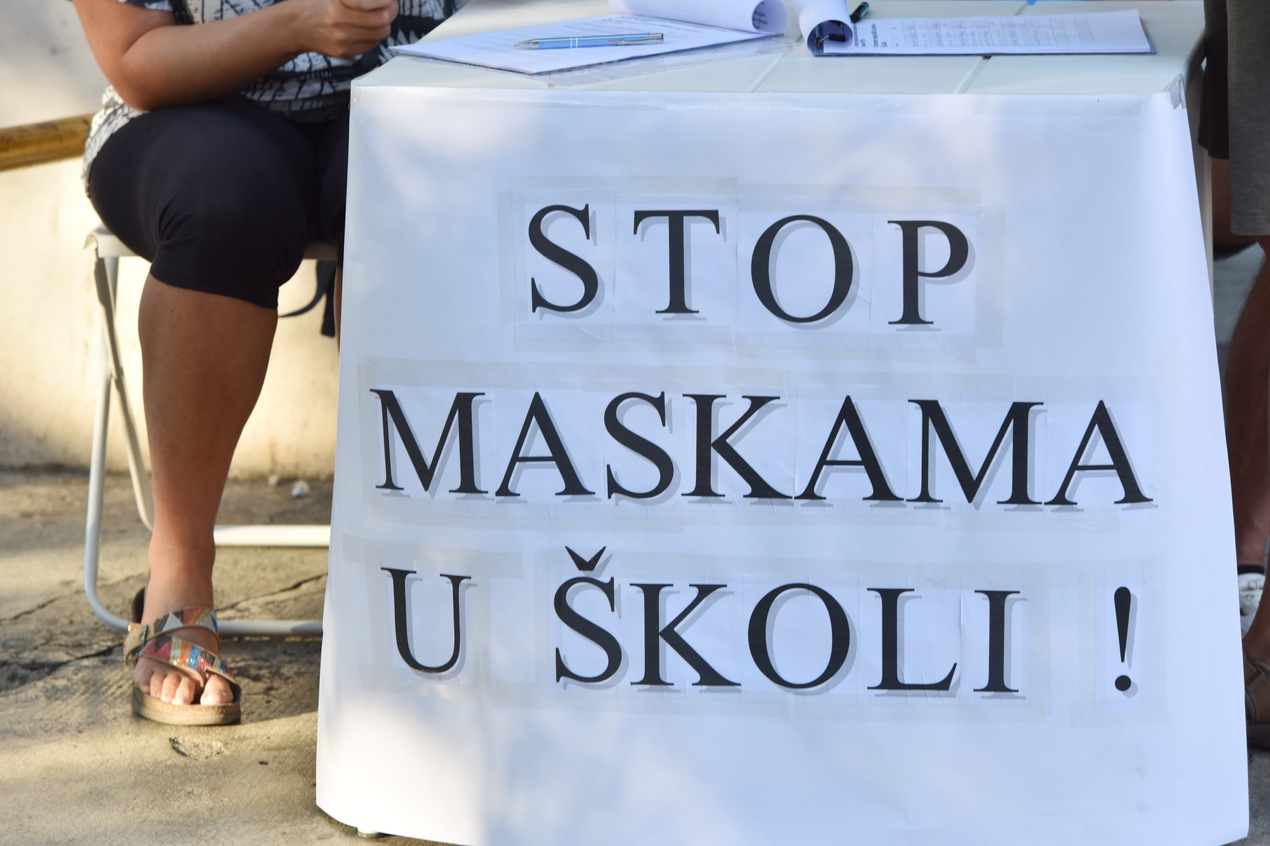 14.09.2020., Sibenik - Nezadovoljni roditelji poceli su s prikupljanjem potpisa kako bi stopirali odluku stozera o nosenju maski u skolama. Potpise za peticiju Stop maskama u skolama prikupljaju u Sibeniku.
Photo: Hrvoje Jelavic/PIXSELL