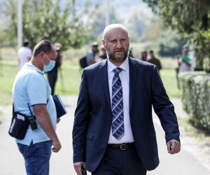 14.9.2021., Krapinske toplice - Ispred Osnovne skole Krapinske Toplice i dalje se odvija drama oko djecaka koji ne smije u skolu jer u dogovoru s roditeljima ne zeli staviti masku za lice. Pred skolom je bila i policija i zupan Krapinsko-zagorske zupanije Zeljko Kolar.
Photo:Marin Tironi/PIXSELL