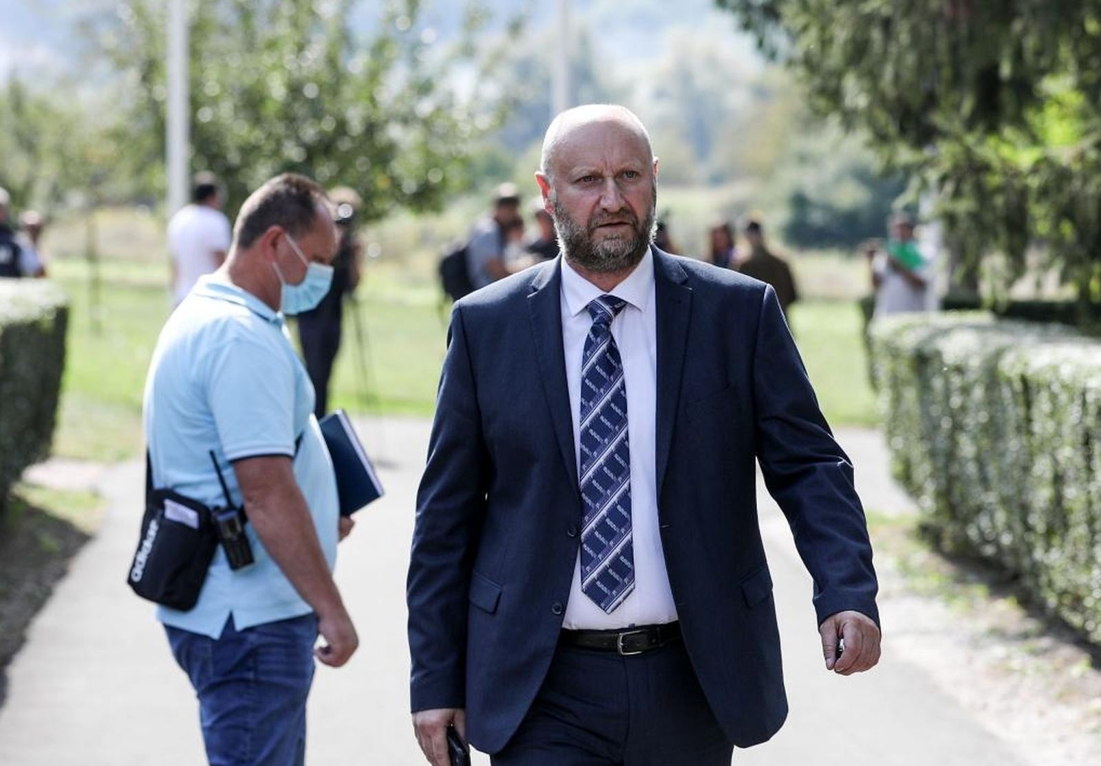 14.9.2021., Krapinske toplice - Ispred Osnovne skole Krapinske Toplice i dalje se odvija drama oko djecaka koji ne smije u skolu jer u dogovoru s roditeljima ne zeli staviti masku za lice. Pred skolom je bila i policija i zupan Krapinsko-zagorske zupanije Zeljko Kolar.
Photo:Marin Tironi/PIXSELL