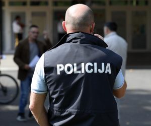 14.9.2021., Krapinske toplice - Ispred Osnovne skole Krapinske Toplice i dalje se odvija drama oko djecaka koji ne smije u skolu jer u dogovoru s roditeljima ne zeli staviti masku za lice. Pred skolom je bila i policija i zupan Krapinsko-zagorske zupanije Zeljko Kolar.
Photo:Marin Tironi/PIXSELL