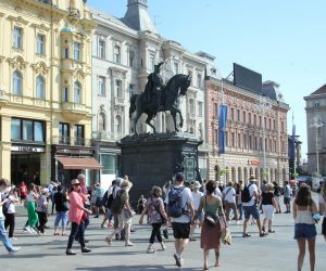 14.09.2021., Zagreb - Trg bana Josipa Jelacica. U jednom trenutku glavnim gradskim trgom prosla je velika grupa turista. Photo: Sanjin Strukic/PIXSELL