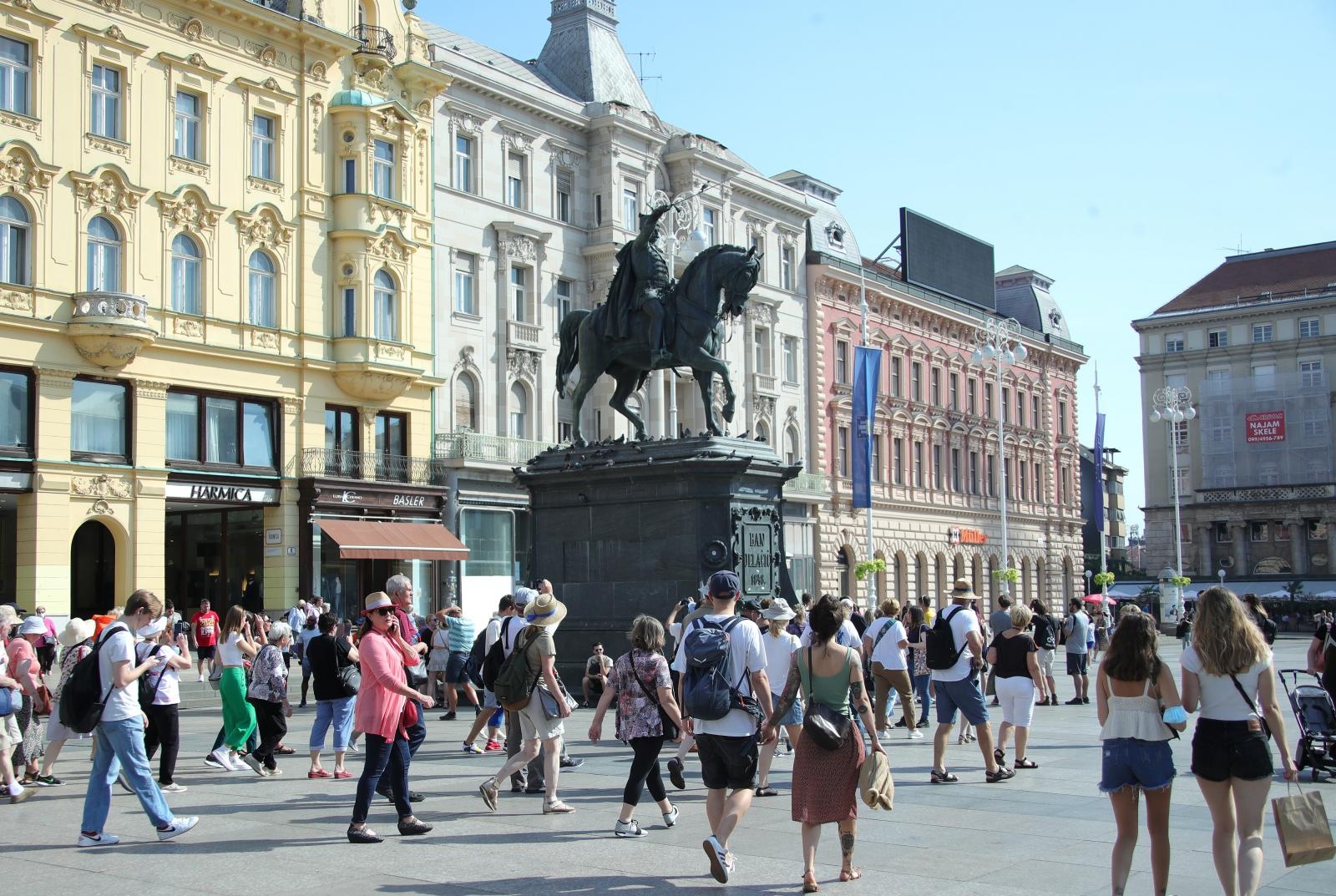 14.09.2021., Zagreb - Trg bana Josipa Jelacica. U jednom trenutku glavnim gradskim trgom prosla je velika grupa turista. Photo: Sanjin Strukic/PIXSELL