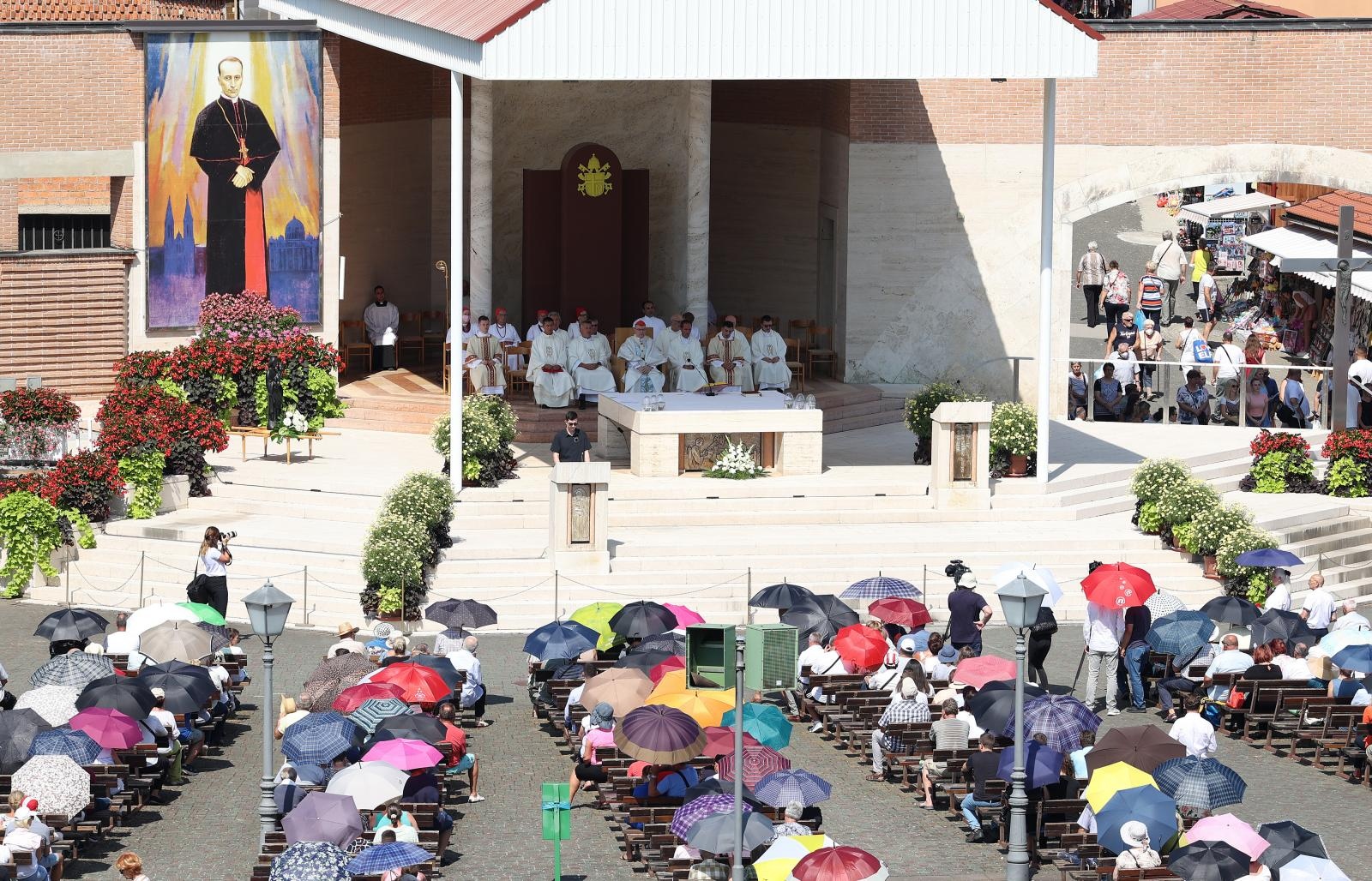 15.08.2021., Marija Bistrica - Procesija i sveta misa u hrvatskom nacionalnom svetistu Majke Bozje Bistricke u povodu obiljezavanja svetkovine Uznesenja Blazene Djevice Marije na nebo - Velika Gospa. 
Photo: Marko Prpic/PIXSELL
