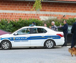 15.09.2021., Krapinske toplice - Osnovna skola Krapinske toplice, Zbog roditelja djecaka koji su prosvjedovali protiv nosenje maski u skoli zastitari i policija cuvaju skolu. 
Photo: Luka Stanzl/PIXSELL