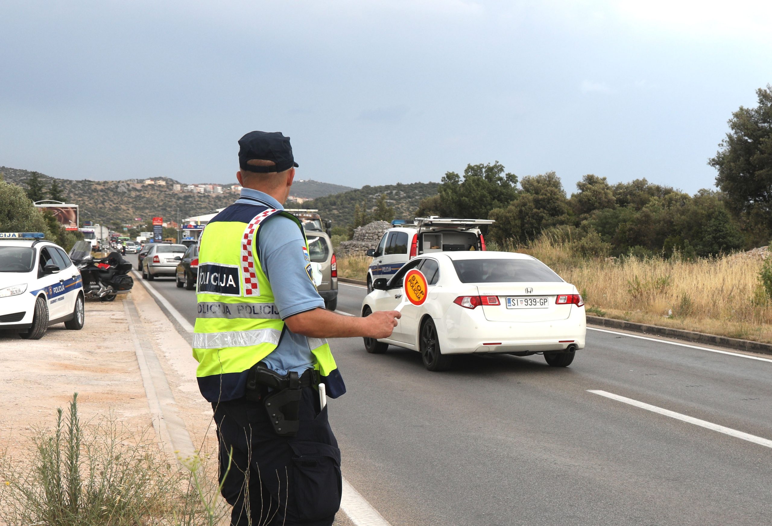 16.07.2021., Njivice - Dva motora sudarila su se na jadranskoj magistrali u Njivicama. Jedan motociklista prebacen je u sibensku bolnicu. Promet se odvija jednim trakom zbog ocevida.
Photo: Dusko Jaramaz/PIXSELL
