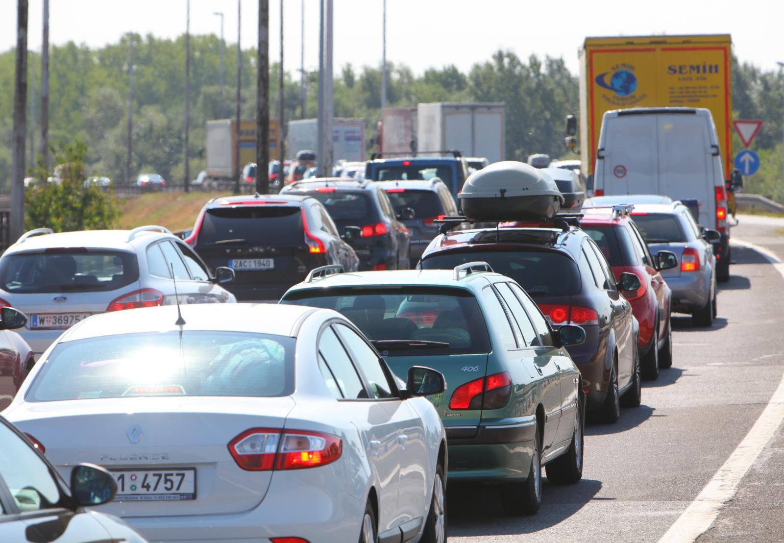 17.08.2013., Zagreb - Velika guzva na zagrebackoj obilaznici kod cvora Jankomir u smjeru mora i autoceste A1. 
Photo: Tomislav Miletic/PIXSELL