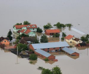 18.05.2014., Gunja, Racinovaci, Rajevo Selo - Probijeni nasipi preplavili najistocniji dio Vukovarsko-srijemske zupanije. Gunja je odsjecena, u nju se moze uci jedino camcima i vojnim vozilima. Voda se popela do krovova kuca. 
Photo: Davor Javorovic/PIXSELL
