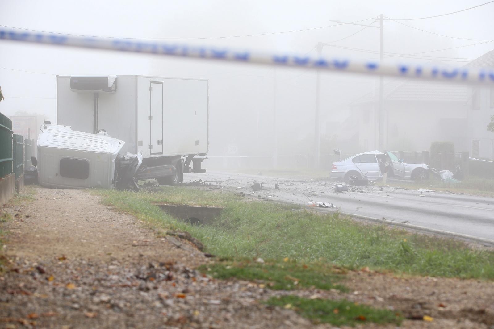 18.09.2021., Dugo Selo - Prometna nesreca dvaju vozila, kamiona i osobnog vozila kod Dugog sela na Bjelovarskoj cesti. Jedna je osoba poginula a dvije su ozlijedjene.

Photo: Matija Habljak/PIXSELL