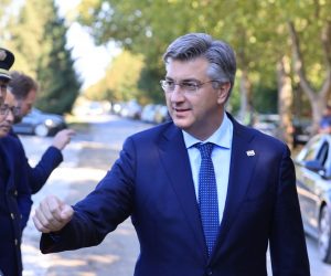 18.09.2021., Vukovar - Obiljezavanje obljetnice 30 godina od Bitke za Vukovar. Na memorijalnom groblju premijer Andrej Plenkovic sa suradnicima polozio vijence i zapalio svijece u znak sjecanja na stradale Vukovarce. Premijer Andrej Plenkovic Photo: Davor Javorovic/PIXSELL