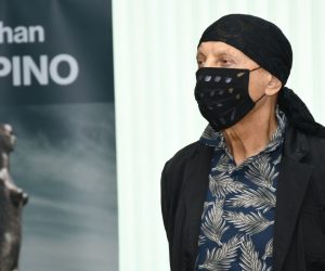 18.09.2021., Sisak - U Strukovnoj skoli Sisak otvorena je izlozba Stephana Lupina - Umjetnost u vrtlogu strasti, nemira i napetosti. Lupino njome nastavlja misiju posvecivanja svojeg rada djeci i mladima poticuci vlastitom umjetnoscu kreativnost i upornost na njihovu buducem profesionalnom putu. Ovom prigodom takodjer za aukciju donira sedam svojih vintage fotografija, u cilju da se prikupljenim sredstvima izravno pomogne djeci pogodjenoj potresom.
Photo: Nikola Cutuk/PIXSELL