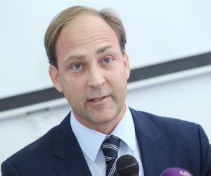 20.11.2013., Zagreb - Odrzana je konferencija za novinare pod nazivom Brak, lazi, prijetnje i video-snimke udruge Vigilare i Centra za obnovu kulture. Tema konferencije je referendum o pitanju da se brak u Ustavu RH definira kao zajednica zene i muskarca. Predsjednik udruge Centar za obnovu kulture Stjepan Bartulica. Photo: Zeljko Lukunic/PIXSELL