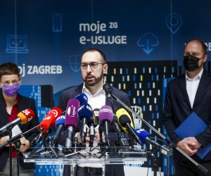 21.09.2021., Zagreb -  Gradonacelnik grada Zagreba Tomislav Tomasevic odrzao je, sa suradnicima, redovitu konferenciju za novinare. Danijela Dolenec, Luka Korlaet.
Photo: Slavko Midzor/PIXSELL