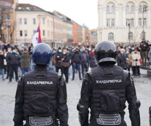 22.03.2021.,Banjaluka (BiH) -  Ugostitelji i frizeri iz Banjaluke i jos nekoliko gradova iz RS organizirali su danas mirne prosvjede ispred Palate predsjednika Republike Srpske u Banjaluci kako bi na ovaj nacin izrazili svoje nezadovoljstvo novim epidemioloskim mjerama. Njima je od danas pa narednih sedam dana zabranjen rad. Vladan Surlan, clan Upravnog odbora Udruzenja Horeca, kazao je da je dosao da izrazi nezadovoljstvo,  te da odaju veliki priznanje medicinkim radnicima. Policija RS je u nekoliko navrata pozivala okupljene da se razidju, da bi nakon neuspjesnih poziva na ulice Banjaluke izasla Zandarmerija RS – specijalna jedinica za podrsku. Iako su Pripadnici Zandarmerije krenuli ostro na prosvjednike, nakon nekog vremena su se ipak vratili prema Palati Predsjednika RS, sto je odusevljena masa pozdravila aplauzom. Za sutra su najavljeni novi protesti u 12 sati.
Photo: Dejan Rakita/PIXSELL