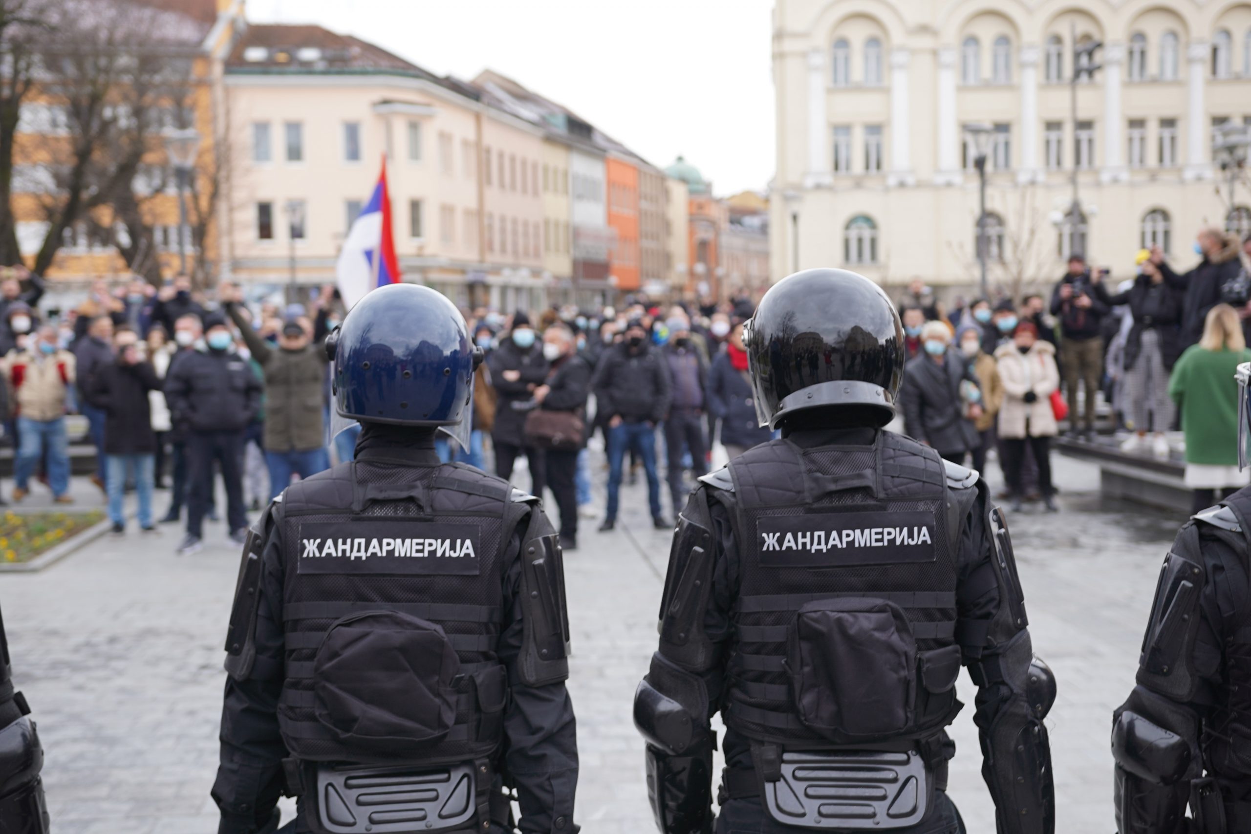 22.03.2021.,Banjaluka (BiH) -  Ugostitelji i frizeri iz Banjaluke i jos nekoliko gradova iz RS organizirali su danas mirne prosvjede ispred Palate predsjednika Republike Srpske u Banjaluci kako bi na ovaj nacin izrazili svoje nezadovoljstvo novim epidemioloskim mjerama. Njima je od danas pa narednih sedam dana zabranjen rad. Vladan Surlan, clan Upravnog odbora Udruzenja Horeca, kazao je da je dosao da izrazi nezadovoljstvo,  te da odaju veliki priznanje medicinkim radnicima. Policija RS je u nekoliko navrata pozivala okupljene da se razidju, da bi nakon neuspjesnih poziva na ulice Banjaluke izasla Zandarmerija RS – specijalna jedinica za podrsku. Iako su Pripadnici Zandarmerije krenuli ostro na prosvjednike, nakon nekog vremena su se ipak vratili prema Palati Predsjednika RS, sto je odusevljena masa pozdravila aplauzom. Za sutra su najavljeni novi protesti u 12 sati.
Photo: Dejan Rakita/PIXSELL