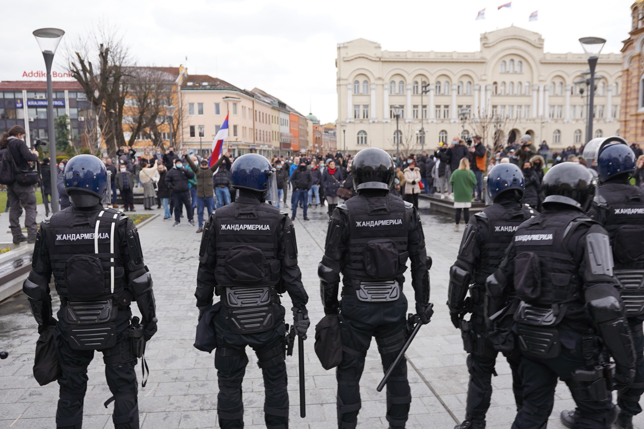 22.03.2021.,Banjaluka (BiH) -  Ugostitelji i frizeri iz Banjaluke i jos nekoliko gradova iz RS organizirali su danas mirne prosvjede ispred Palate predsjednika Republike Srpske u Banjaluci kako bi na ovaj nacin izrazili svoje nezadovoljstvo novim epidemioloskim mjerama. Njima je od danas pa narednih sedam dana zabranjen rad. Vladan Surlan, clan Upravnog odbora Udruzenja Horeca, kazao je da je dosao da izrazi nezadovoljstvo,  te da odaju veliki priznanje medicinkim radnicima. Policija RS je u nekoliko navrata pozivala okupljene da se razidju, da bi nakon neuspjesnih poziva na ulice Banjaluke izasla Zandarmerija RS – specijalna jedinica za podrsku. Iako su Pripadnici Zandarmerije krenuli ostro na prosvjednike, nakon nekog vremena su se ipak vratili prema Palati Predsjednika RS, sto je odusevljena masa pozdravila aplauzom. Za sutra su najavljeni novi protesti u 12 sati.
Photo: Dejan Rakita/PIXSELL