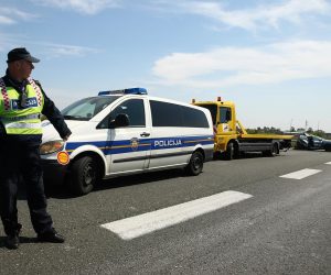 22.04.2017., Zagreb - Dvije osobe ozlijedjene su u sudaru dva automobila na zagrebackoj obilaznici. Automobili su se sudarili kod cvora Lucko nesto prije 10 sati, a ozlijedjeni su prevezeni u bolnicu. Kolona je od Luckog prema Bregani duga 7 kilometara. 
Photo: Zeljko Lukunic/PIXSELL