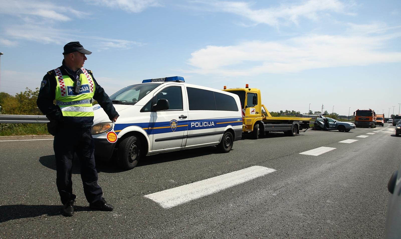 22.04.2017., Zagreb - Dvije osobe ozlijedjene su u sudaru dva automobila na zagrebackoj obilaznici. Automobili su se sudarili kod cvora Lucko nesto prije 10 sati, a ozlijedjeni su prevezeni u bolnicu. Kolona je od Luckog prema Bregani duga 7 kilometara. 
Photo: Zeljko Lukunic/PIXSELL