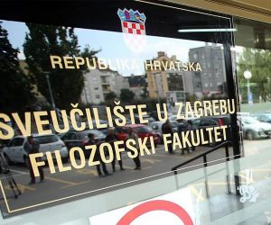 22.09.2016., Zagreb - Studenti su pokusali uci na sjednicu Fakultetskog vijeca, ali je dekan Filozofskog fakulteta Vlatko Perisic to onemogucio postavivsi zastitare na fakultetu. 
Photo: Goran Stanzl/PIXSELL