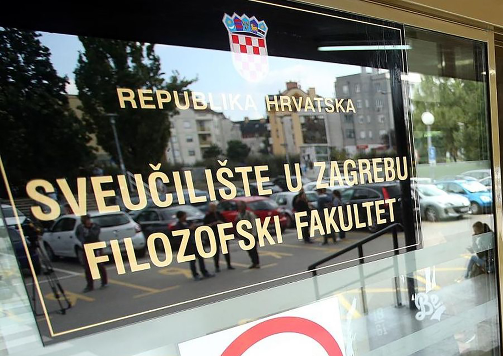 22.09.2016., Zagreb - Studenti su pokusali uci na sjednicu Fakultetskog vijeca, ali je dekan Filozofskog fakulteta Vlatko Perisic to onemogucio postavivsi zastitare na fakultetu. 
Photo: Goran Stanzl/PIXSELL