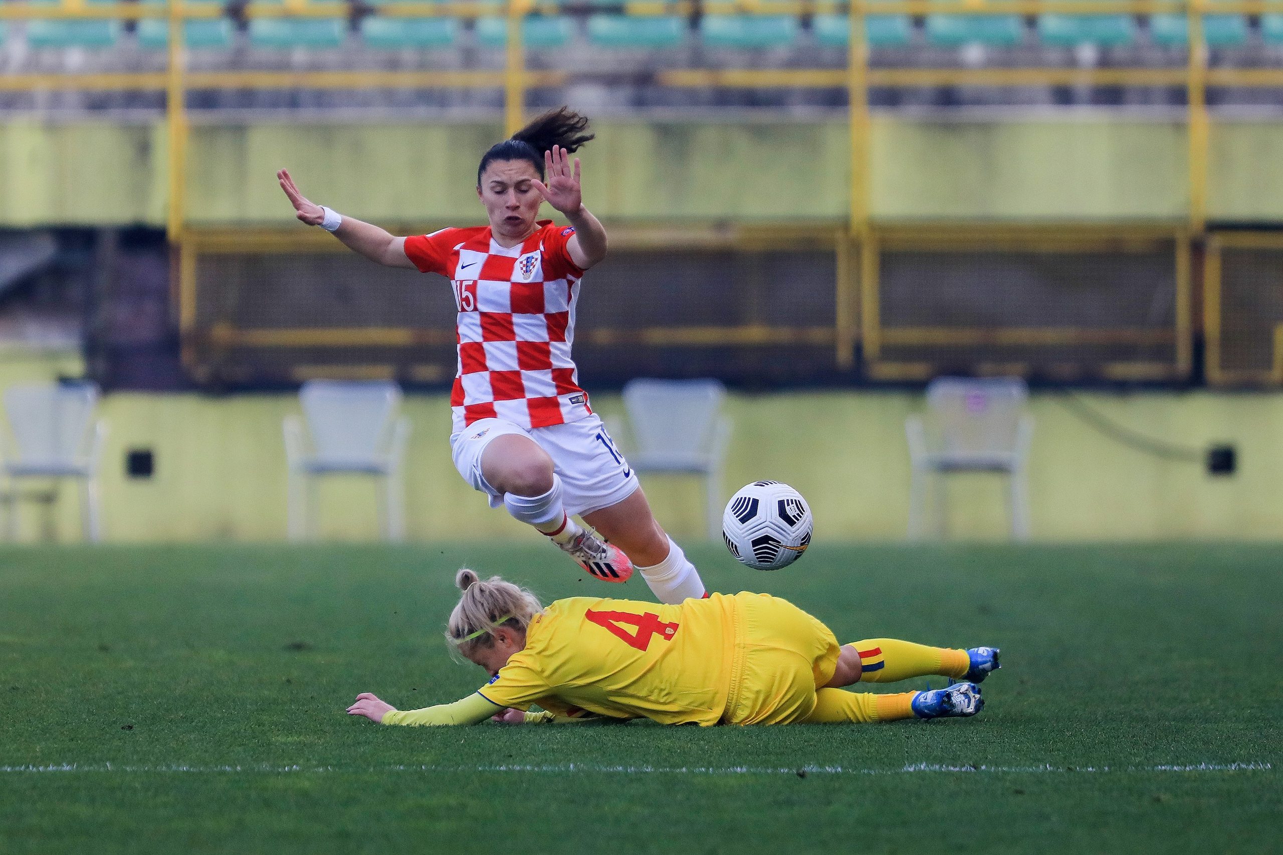 23.02.2021., stadion Aldo Drosina, Pula - Kvalifikacije za zensko Europsko prvenstvo 2022. godine, skupina H, Hrvatska - Rumunjska. Iva Bukac, Ioana Bortan. 
Photo: Srecko Niketic/PIXSELL