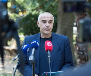 23.07.2021., Zagreb - U parku ispred Ravnateljstva KBC-a Rijeka odrzana je konferencija za medije povodom uvodjenja bolnickih putovnica za osobe s poremecajem iz spektra autizma. Ravnatelj KBC-a Rijeka Alen Ruzic Photo: Nel Pavletic/PIXSELL