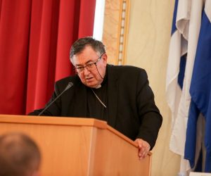 23.09.2020., Osijek - Kardinal Vinko Puljic, vrhbosanski nadbiskup i metropolit, predsjednik Upravnog odbor Zaklade Vrhbosanske nadbiskupije i upravitelj Zaklade Josip Dabro u nazocnosti zupana Ivana Anusica potpisali su nove ugovore o pristupanju Zakladi Vrhbosanske nadbiskupije s gradonacelnicima i nacelnicima s podrucja Osjecko-baranjske zupanije.  Photo: Dubravka Petric/PIXSELL