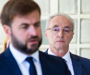 23.10.2020., Split - Ministar gospodarstva i odrzivog razvoja Tomislav Coric, direktor Fonda za zastitu okolisa i energetsku ucinkovitost Sinisa Kukic i splitski gradonacelnik Andro Krstulovic Opara u Gradskoj upravi potpisali su Ugovor o financiranju sanacije odlagalista komunalnog otpada Karepovac, kojim se gradu Splitu dodjeljuje vise od 114 milijuna kuna bespovratnih sredstava.
Tomislav Coric, Sinisa Kukic
Photo: Milan Sabic/PIXSELL