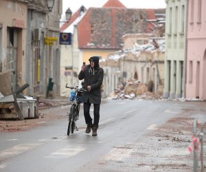 25.1.2021., Petrinja - Potres jacine 6.2 po Richteru sa epicentrom 47 kilometara jugoistocno od Zagreba, odnosno 3 kilometra od Petrinje zadesio je Hrvatsku 29.12.2020. Razrusen, snijegom i ledom okovan centar Petrinje, tek sa rijetkim prolaznikom svjedoci tom razornom potresu. 
Photo: Goran Stanzl/PIXSELL
