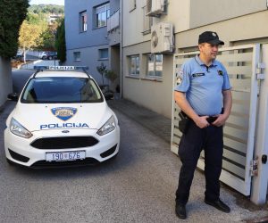 25.09.2021., Zagreb - Policija obavlja ocevid ispred zgrade u Mlinovima, u kojoj je nocas ubijeno troje ljudi. Photo: Marko Prpic/PIXSELL