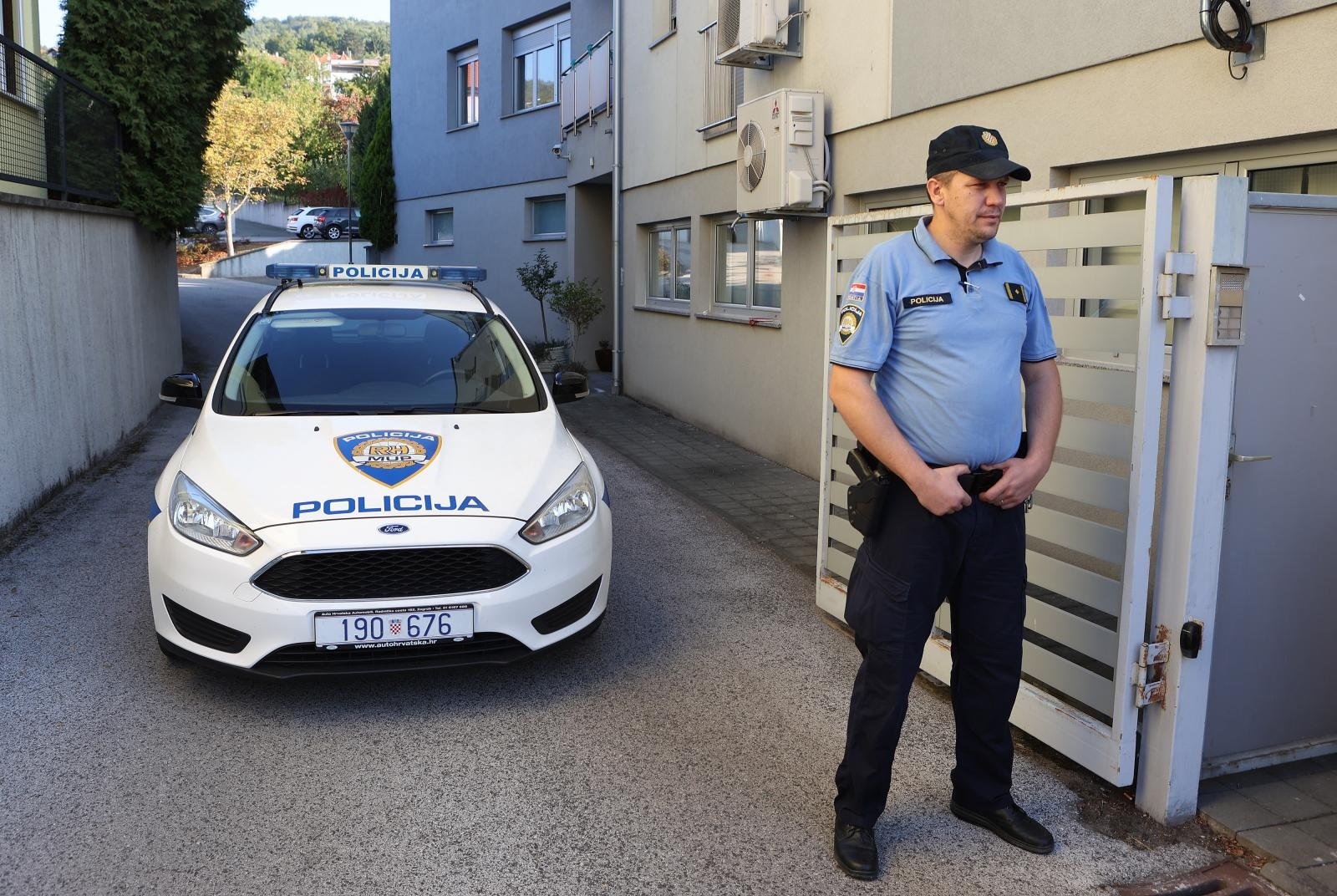 25.09.2021., Zagreb - Policija obavlja ocevid ispred zgrade u Mlinovima, u kojoj je nocas ubijeno troje ljudi. Photo: Marko Prpic/PIXSELL