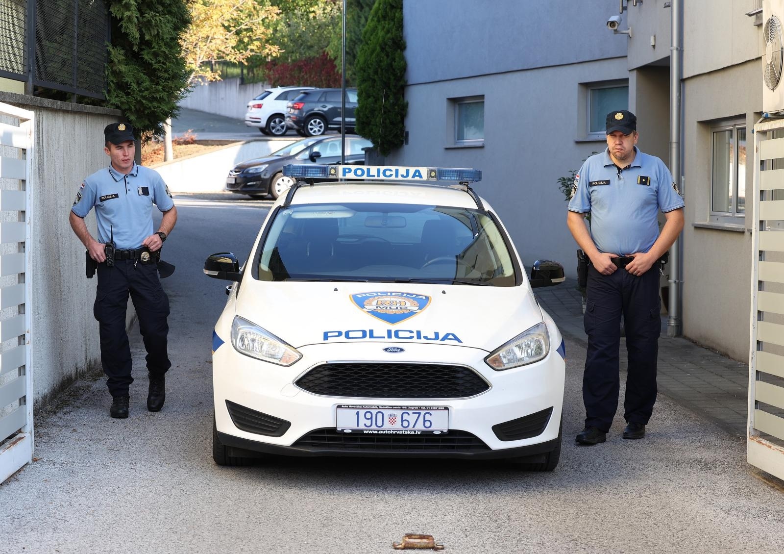25.09.2021., Zagreb - Policija obavlja ocevid ispred zgrade u Mlinovima, u kojoj je nocas ubijeno troje ljudi. Photo: Marko Prpic/PIXSELL