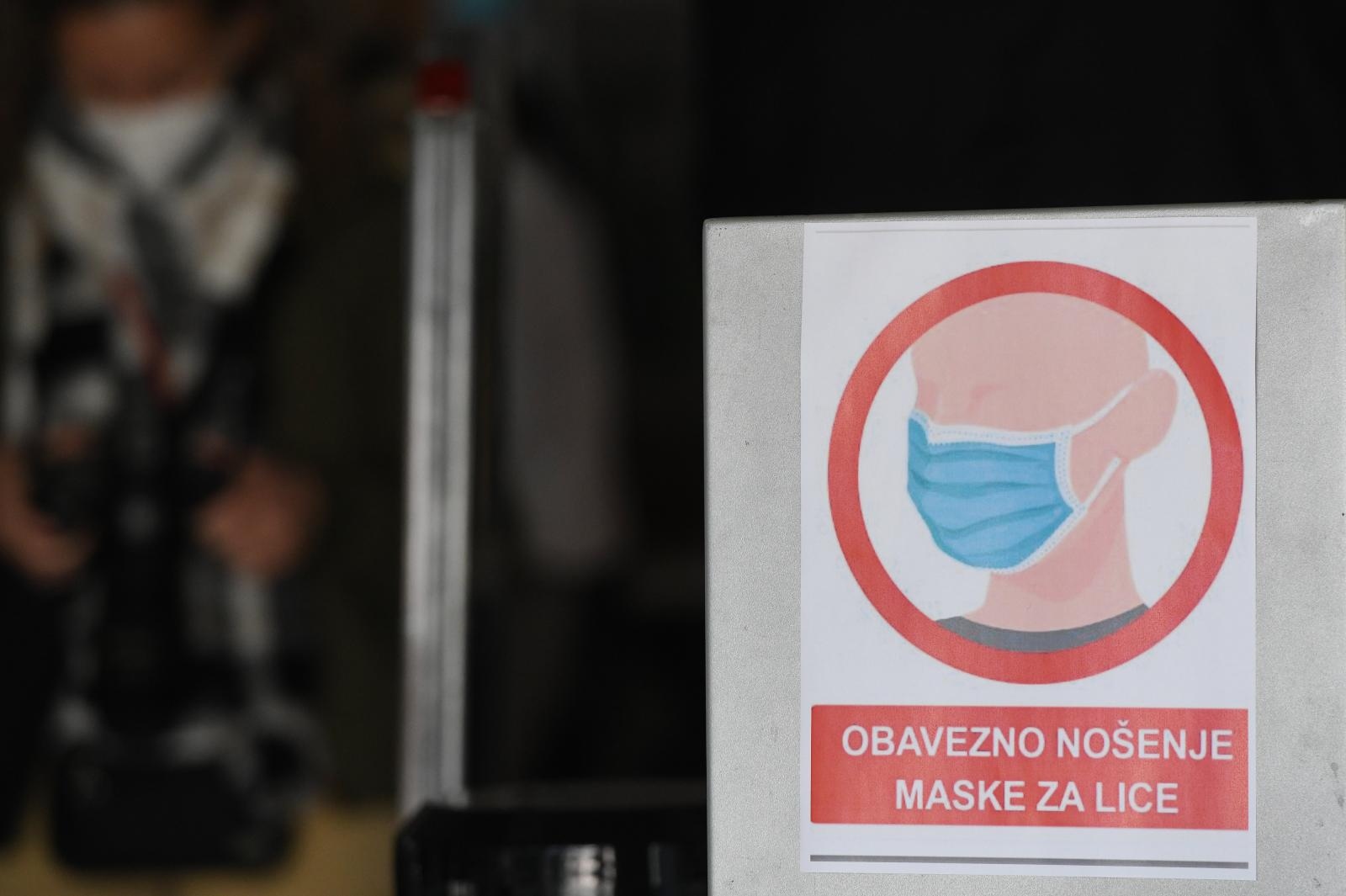 25.11.2020., Sibenik - Na svim objetkima zatvorenoga tipa obavijesti o obveznom nosenju zastitne maske.
Photo: Hrvoje Jelavic/PIXSELL