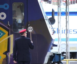 26.04.2021., Zagreb - Vrijedni zaposlenici Hrvatskih zeljeznica od ranog jutra marljivo rade ne bi li na Glavnom kolodvoru sve bilo uredno i cisto te da bi se zeljeznicki promet odvijao bez problema. Photo: Sanjin Strukic/PIXSELL