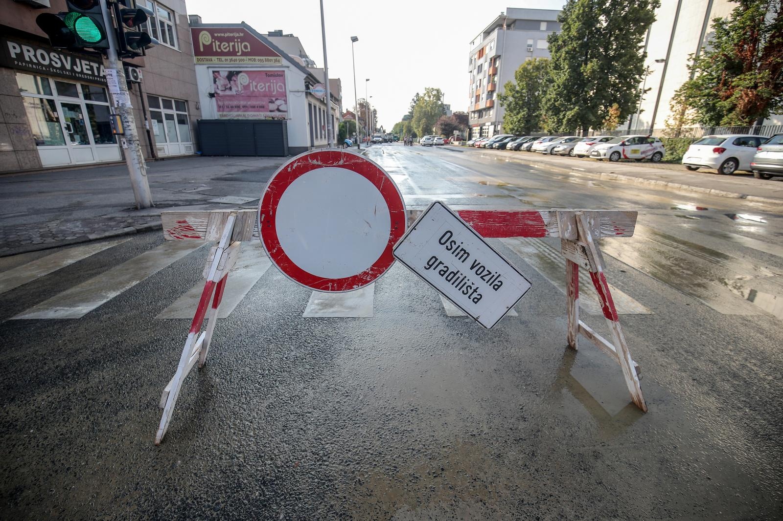 26.09.2021., Zagreb - Zbog puknute vodovodne cijevi u Selskoj ulici jutros je poplavljen dio gradske cetvrti Tresnjevka sjever. Cijev je pukla ispred kucnog broja 173 u Selskoj ulici, gdje je nastala velika i duboka rupa. Vatrogasci pomazu gradjanima ispumpavati vodu iz podruma i poplavljenih suterena. 
Photo: Igor Kralj/PIXSELL