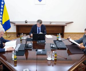 27.08.2019., Sarajevo, Bosna i Herrcegovina - 
Izvanredna sjednica Predsjednistva BiH s jednom tockom dnevnog reda - imenovanje mandatara za Vijece ministara BiH. Kandidat za mandatara je Zoran Tegeltija. (L-D) Sefik Dzaferovic, Zeljko Komsic i Milorad Dodik.
Photo: Armin Durgut/PIXSELL