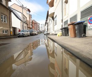 27.9.2021., Zagreb - Zbog puknute vodovodne cijevi u Selskoj ulici poplavljen je dio gradske cetvrti Tresnjevka sjever. Cijev je pukla ispred kucnog broja 173 u Selskoj ulici, gdje je nastala velika i duboka rupa. Podrumi, garaze i neka kucanstva u Selskoj i okolnim ulicama su poplavljena. Trenutno se sanira ostecenje vodovodne cijevi, pa je promet tim djelom Selske ulice zatvoren. Popisivaci bi kroz nekoliko dana trebali izaci na teren kako bi ustvrdili stetu na poplavljenim objektima. 
Photo: Goran Stanzl/PIXSELL