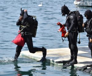 28.05.2016., Sibenik - Kristijan Kike Curavic, Doris Pincic Rogoznica i Meri Cetinic na obiljezavanju najvece nacionalne eko akcije Dan hrvatskih voda. Curavicu se pridruzilo  jos 15 ronilaca kako bi ocistili podmorje sibenskog Doca.
Photo: Dusko Jaramaz/PIXSELL