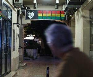 28.07.2021., Zagreb - Kako je izgubila koncesiju, radio stojedinica odlazi u povijest, a neki se od omiljenog radija oprostili su se svijecama ispred redakcija. 
Photo: Luka Stanzl/PIXSELL