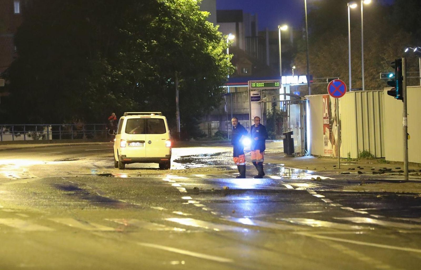 28.09.2021., Zagreb - Na krizanju Selske ulice i Bastijanove ulice dosto je do puknuca vodovodne cijevi i izlijevanje vece kolicine vode. 
Photo: Luka Stanzl/PIXSELL