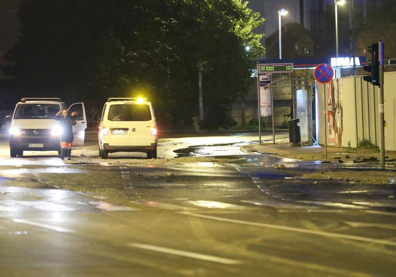 28.09.2021., Zagreb - Na krizanju Selske ulice i Bastijanove ulice dosto je do puknuca vodovodne cijevi i izlijevanje vece kolicine vode. 
Photo: Luka Stanzl/PIXSELL