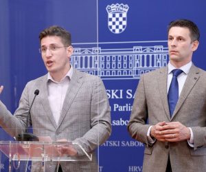 28.09.2021., Zagreb - Na konferenciji za medije Kluba zastupnika Mosta odzanoj u Saboru o  temi: "Priznaje li Vlada novim Zakonom da je ukrala prosli referendum?" govorili su zastupnici Zvonimir Troskot i Bozo Petrov.
Photo: Patrik Macek/PIXSELL