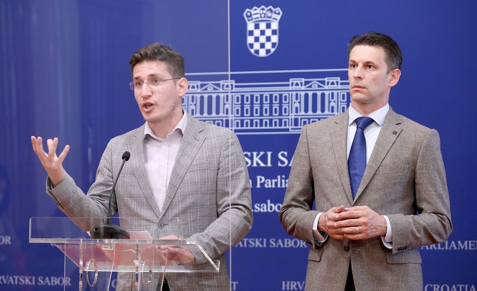 28.09.2021., Zagreb - Na konferenciji za medije Kluba zastupnika Mosta odzanoj u Saboru o  temi: "Priznaje li Vlada novim Zakonom da je ukrala prosli referendum?" govorili su zastupnici Zvonimir Troskot i Bozo Petrov.
Photo: Patrik Macek/PIXSELL