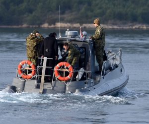 29.01.2020., Zablace - Tijekom jutra vojni ronioci pretrazuju podrucje gdje se srusio helikopter izmedju Zablaca i Zlarina te iz mora vade manje dijelove helikoptera. Photo: Hrvoje Jelavic/PIXSELL